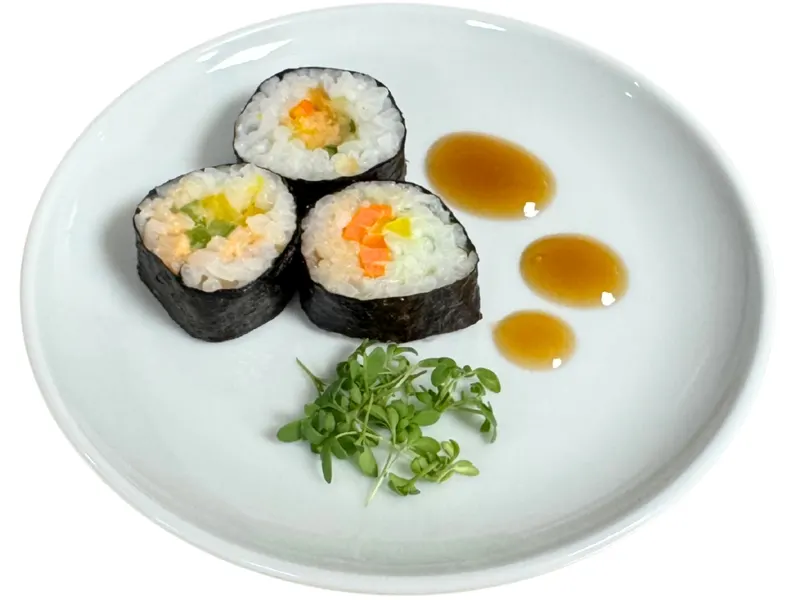 3-er Sushi mit gepickeltem Gemüse, Sesam-Zitronen-Dressing und Sojasauce